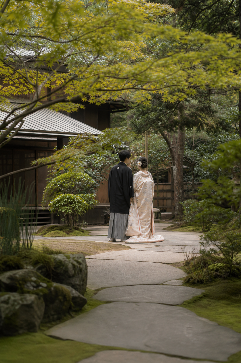 和の庭で和装前撮りをする新郎新婦