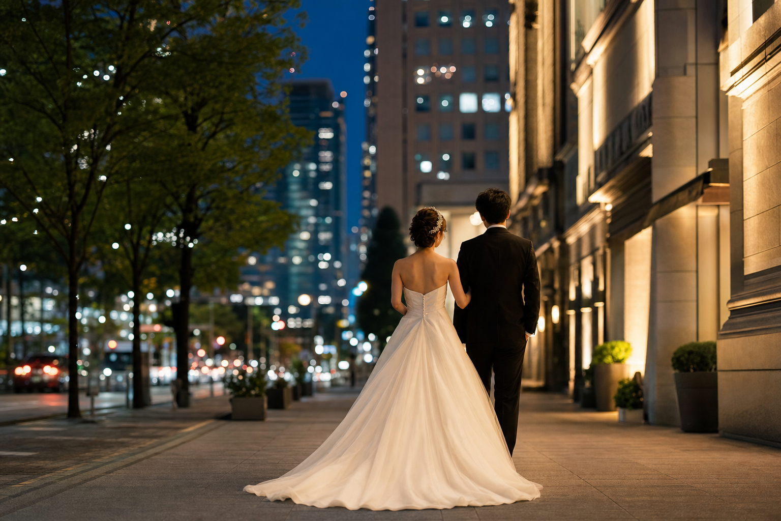 東京の街並みで夜景前撮りをする新郎新婦
