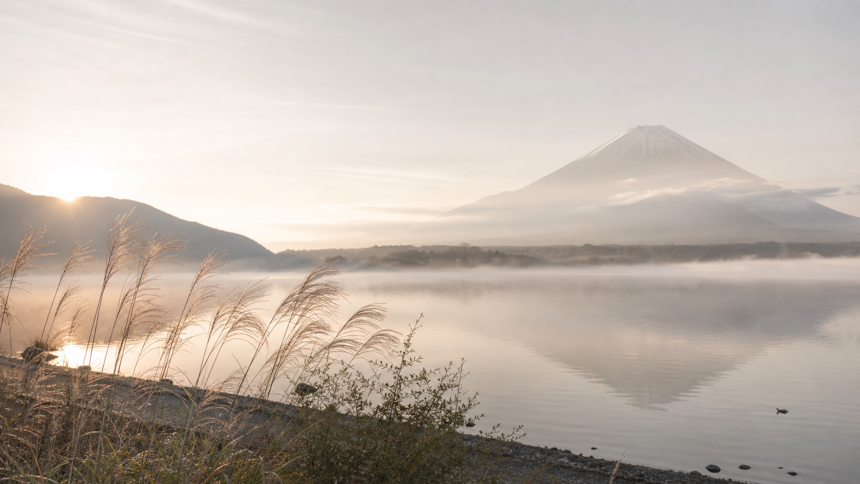 朝靄の河口湖と富士山を望む風景